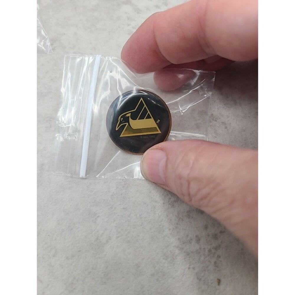 New Pittsburgh Penguins Round Pin 1992 Hockey Hat Lapel Jacket
